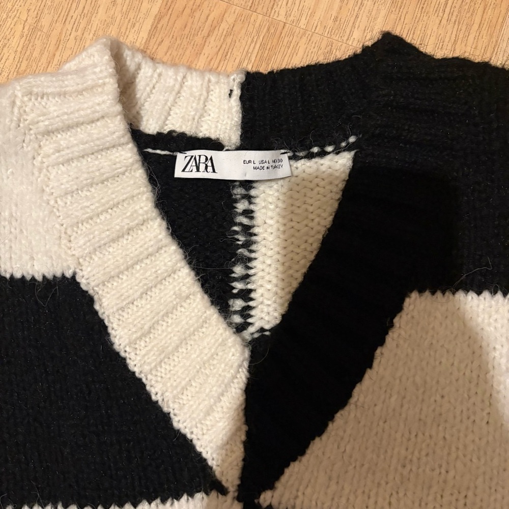Zara Black and White Geometric Knit Sweater - Picture 5 of 7